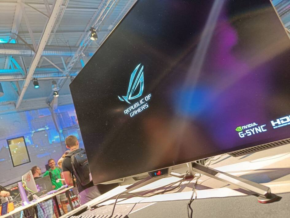 Immagine di Asus ROG svela i primi monitor gaming OLED, fino a 48" e perfetti per i giocatori