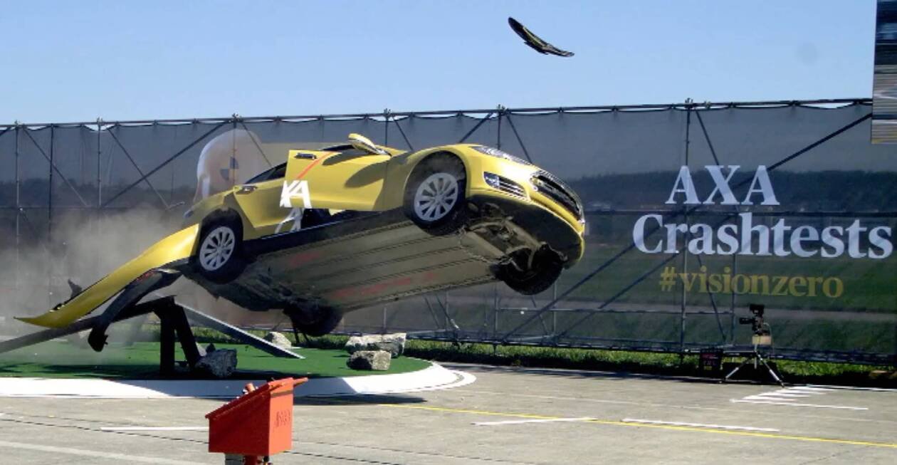 Immagine di Tesla Model S, i crash test di AXA sono completamente finti