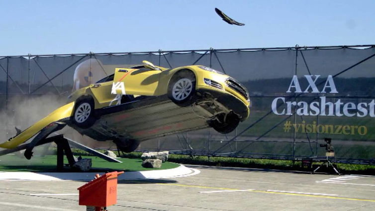 Immagine di Tesla Model S, i crash test di AXA sono completamente finti