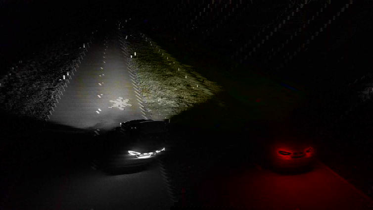 Immagine di Ford, fari smart che proiettano la segnaletica su strada