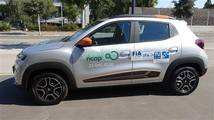 Immagine di Dacia Spring e Toyota Aygo X ai test ecologici di Green NCAP