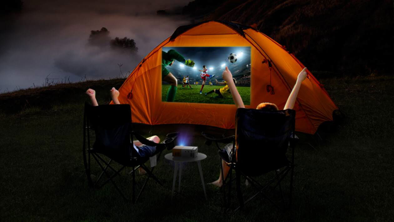 Immagine di Questo mini proiettore costa solo 59€, perfetto per l'estate!