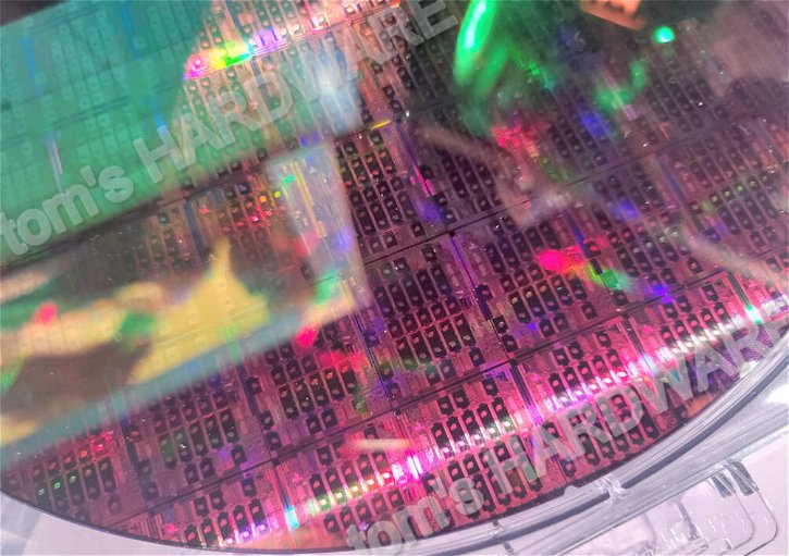 Immagine di Intel mostra il wafer di un Raptor Lake a 34 core: di che si tratta?
