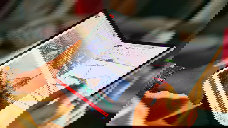 Immagine di Il nuovo Lenovo ThinkPad X1 Fold ha uno schermo più grande, ora da 16"