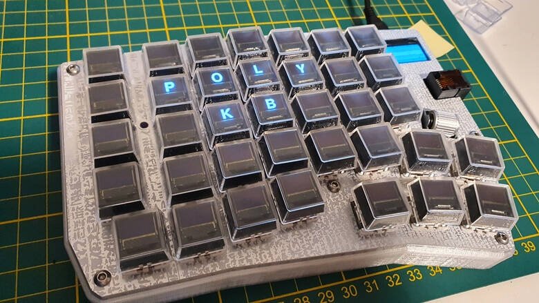 Immagine di Raspberry Pi Pico alla base di una tastiera con keycap OLED