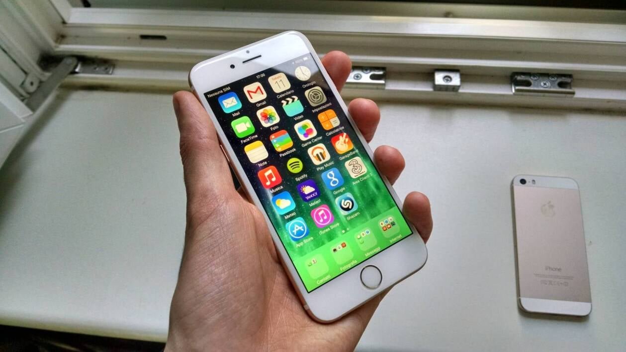 Immagine di Riparare questo iPhone sarà ora più difficile, Apple lo etichetta come "vintage"