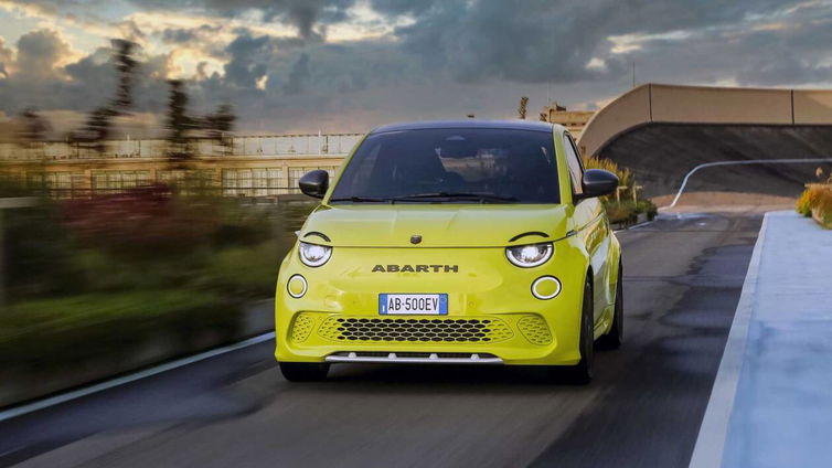 Immagine di Abarth 500e: la piccola sportiva diventa un'elettrica da 155 CV