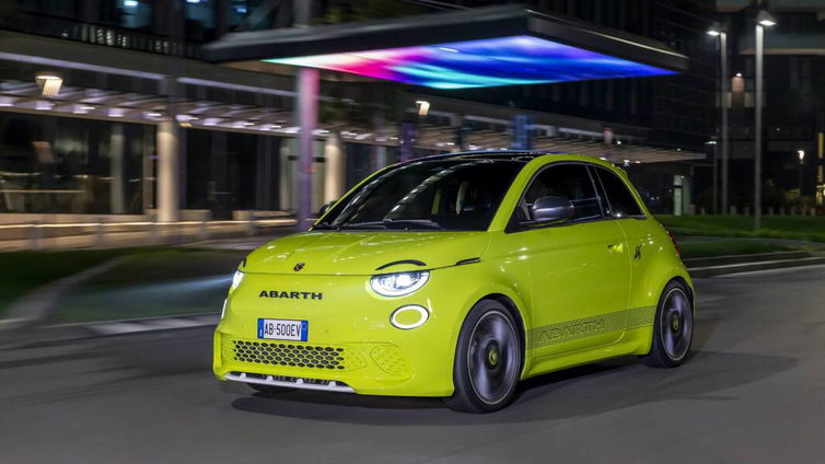 Immagine di Abarth 500 elettrica: com'è e cosa non convince