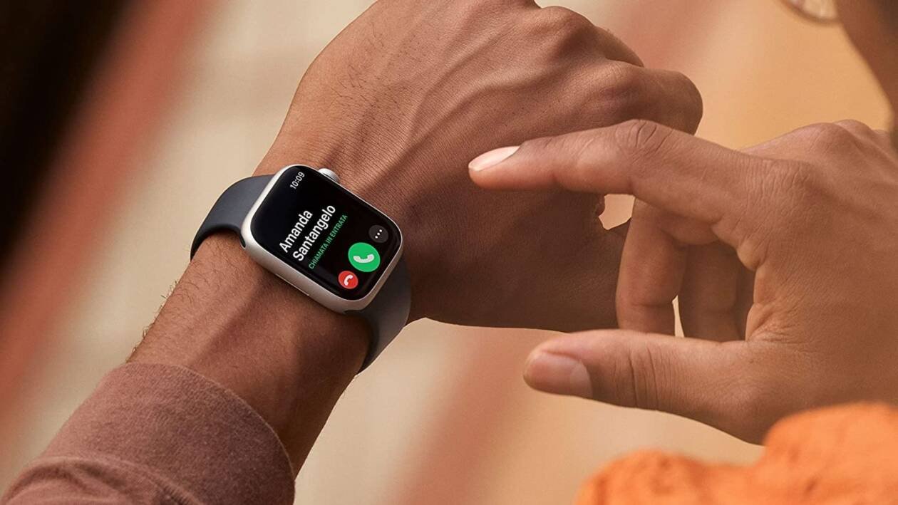 Immagine di Apple Watch, in arrivo nuovi comandi "hands-free"?