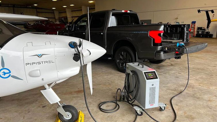 Immagine di A ricaricare l'aereo ci pensa il Ford F-150 Lightning