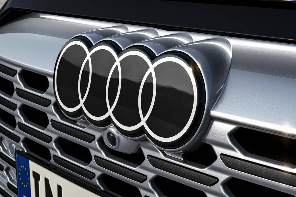 Immagine di Nuovo logo anche per Audi, che esordisce sul Q8 e-tron