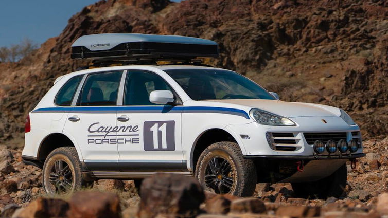 Immagine di Porsche presenta 8 Cayenne restomod per i 20 anni del SUV