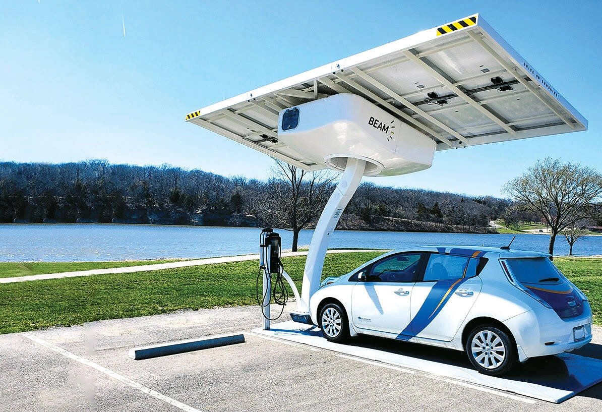 Immagine di EV ARC, la colonnina di ricarica "off grid" a pannelli solari