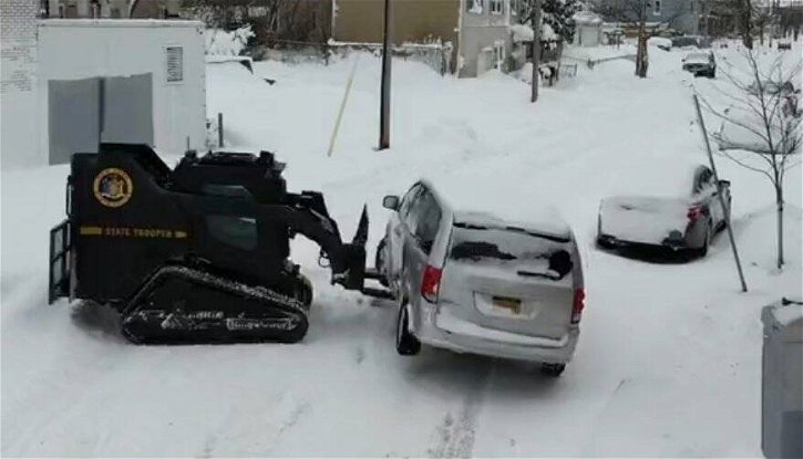 Immagine di A Buffalo la polizia usa un bobcat per spostare le auto