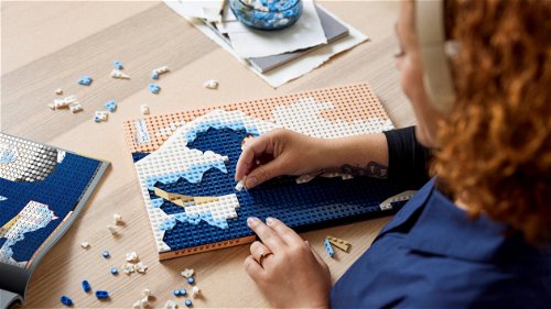 la-grande-onda-di-hokusai-si-fa-mosaico-per-lego-art-261553.jpg
