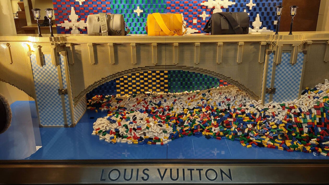 Immagine di LEGO e Louis Vuitton insieme per il Natale