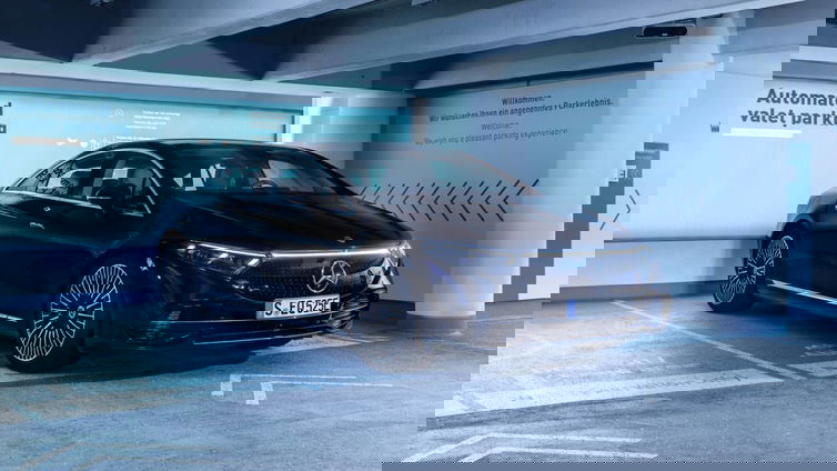 Immagine di Guida autonoma, Mercedes Classe S parcheggia da sola
