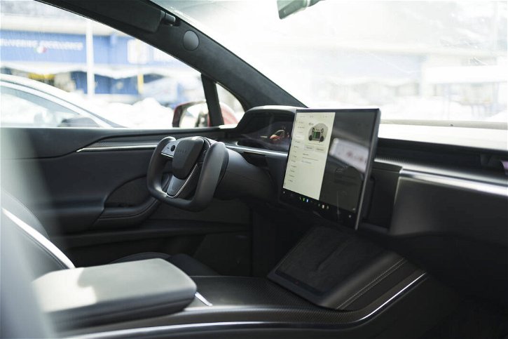 Immagine di Tesla, un video di pessima qualità per mostrare la nuova guida autonoma