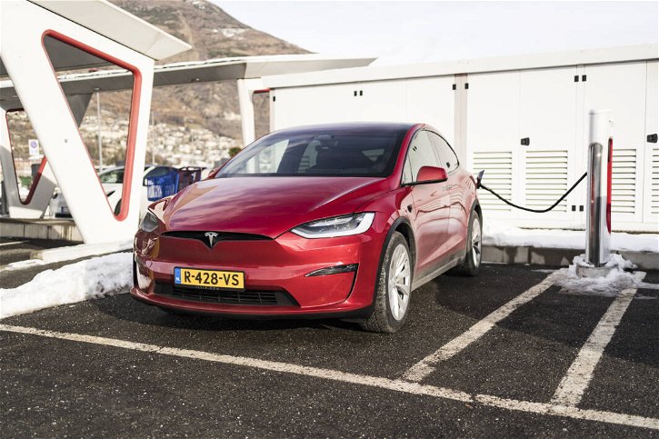 Immagine di Tesla consegna le auto con il 50% di ricarica, è una mossa commerciale?