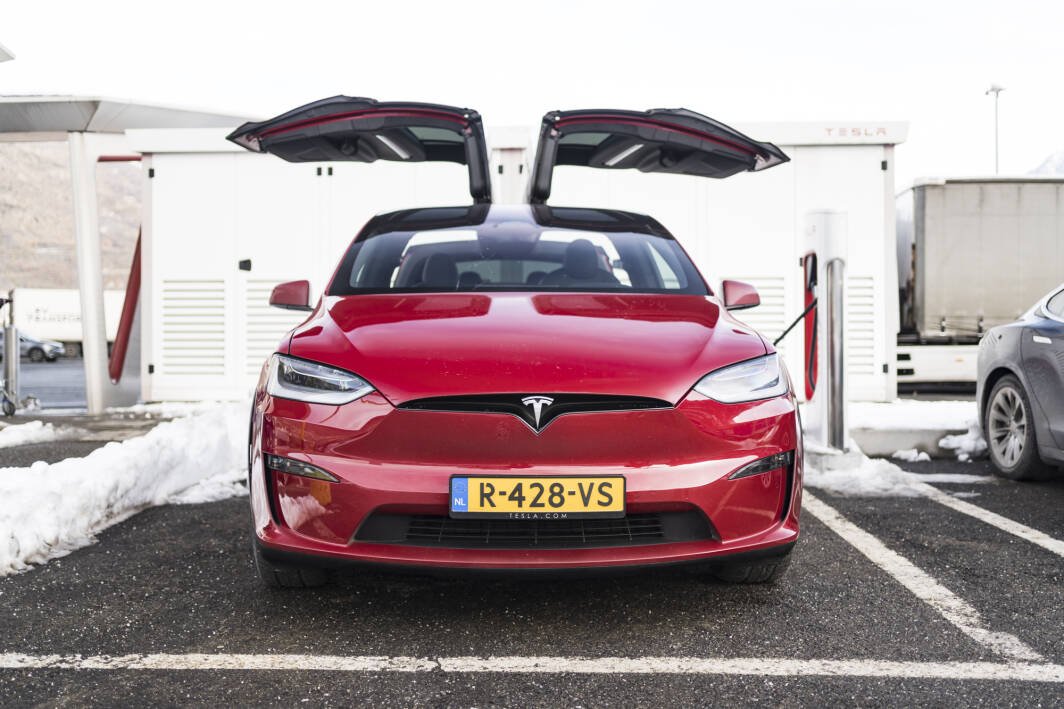 Immagine di Meglio una Tesla che una Porsche, se ci tieni ai soldi