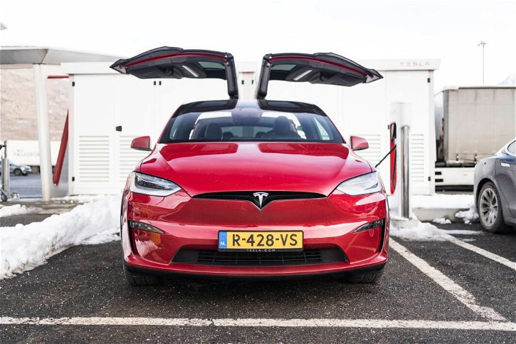 Immagine di Meglio una Tesla che una Porsche, se ci tieni ai soldi