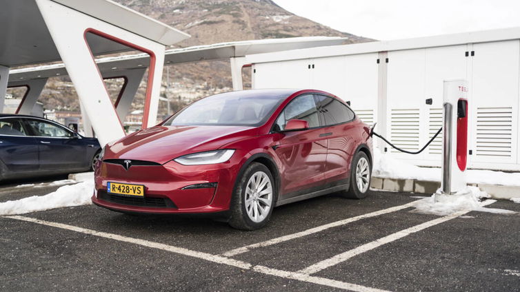 Immagine di Le colonnine di Tesla sono più numerose di tutte quelle installate in Italia