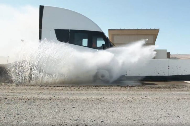 Immagine di Tesla Semi, il video racconta i test di resistenza