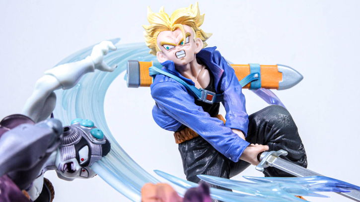 Immagine di Trunks Vs Mecha Freezer, recensione: la statua Bandai dell'iconico scontro