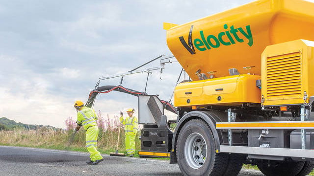 Immagine di Dall'Inghilterra il camion che ripara le buche in soli 3 minuti