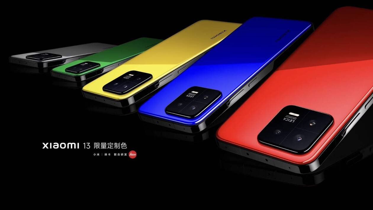 Immagine di Xiaomi 13 e 13 Pro ufficiali in Cina: colorati e con tutta la potenza di Snapdragon 8 Gen 2