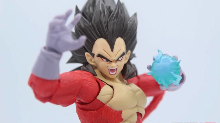 Immagine di Vegeta Super Saiyan 4, recensione della strepitosa SH Figuarts di Bandai