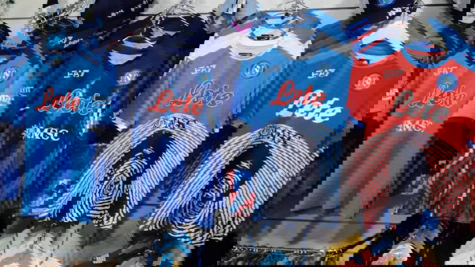 Immagine di Tifosi del Napoli? Occhio a questi sconti fino al 50% su magliette e abbigliamento!