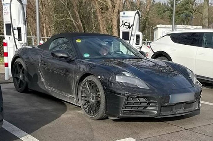 Immagine di Porsche Boxster elettrica avrà la porta di ricarica posteriore?