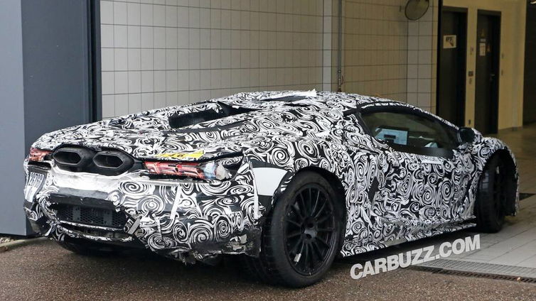 Immagine di Lamborghini, il V12 ibrido è quasi pronto, spunta una foto