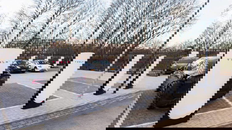 Immagine di Tesla Supercharger V4 ha una potenza massima di 600 kW