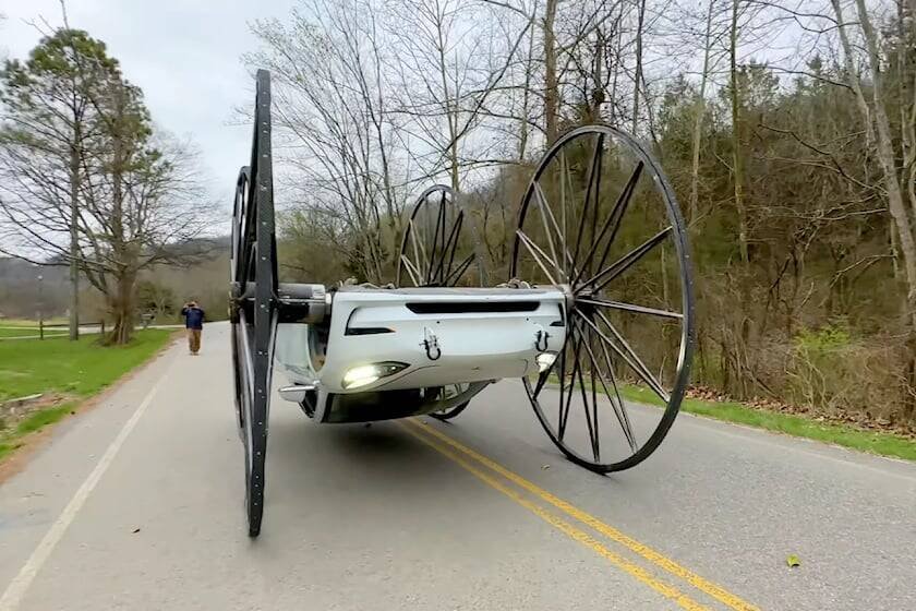 Immagine di Una Tesla con ruote da tre metri fa una brutta fine