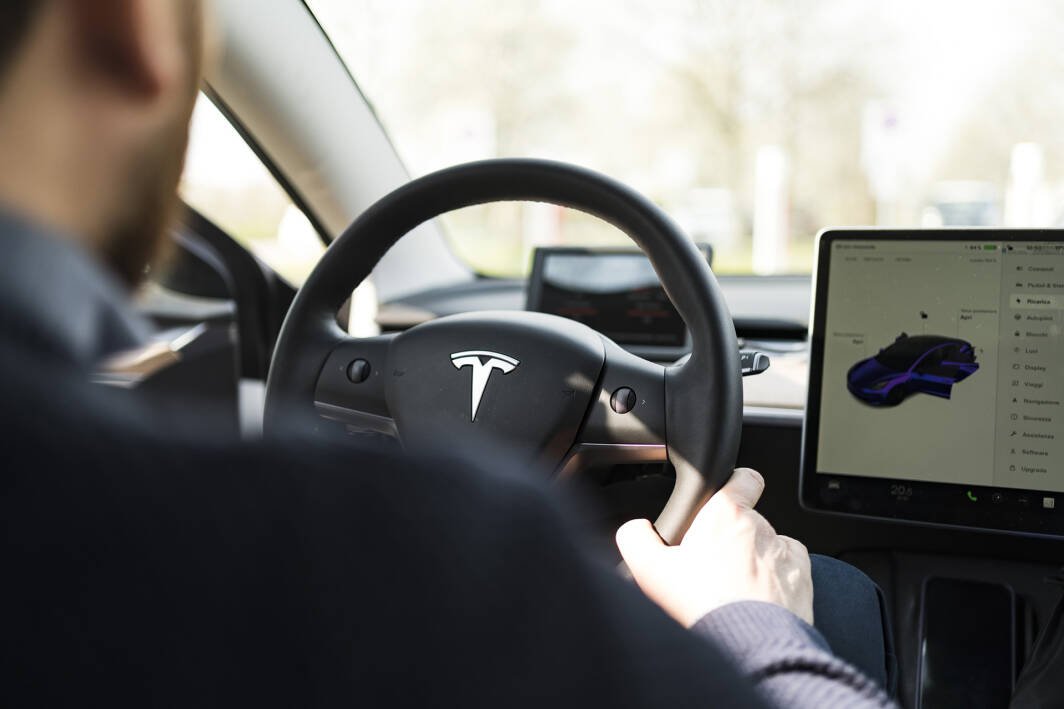 Immagine di Tesla “richiama” tutte le auto cinesi, ma è un OTA