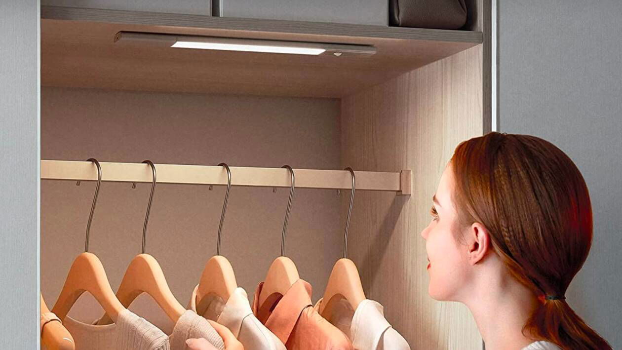 Immagine di Questa lampada magnetica illumina l'armadio, ma è portatile! Viralissima sui social!
