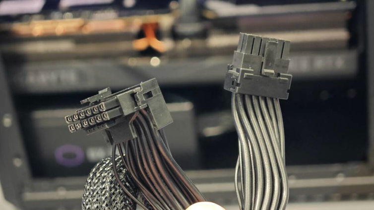 Immagine di Anche Cooler Master mette una pezza al connettore 16 pin