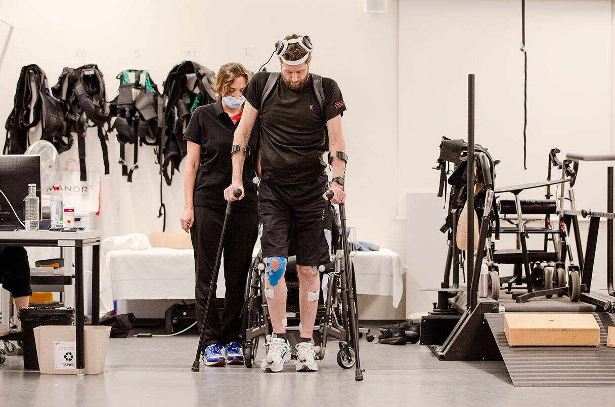 Immagine di Torna a camminare grazie a un ponte digitale tra cervello e midollo spinale