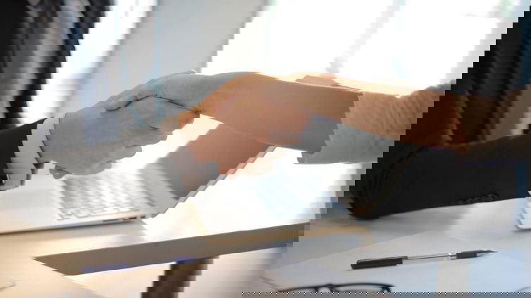 Immagine di IBM sospende le assunzioni per i ruoli sostituibili dall'IA