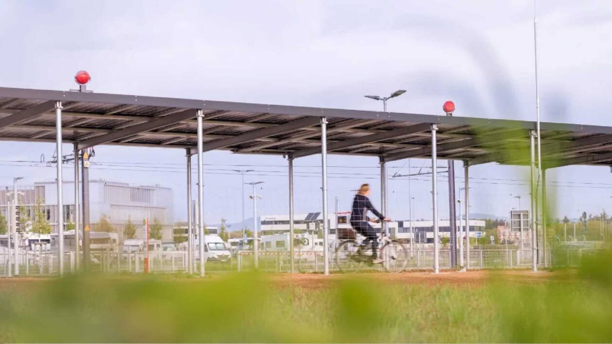 Immagine di Una pista ciclabile all’ombra di pannelli solari, prove di mobilità sostenibile