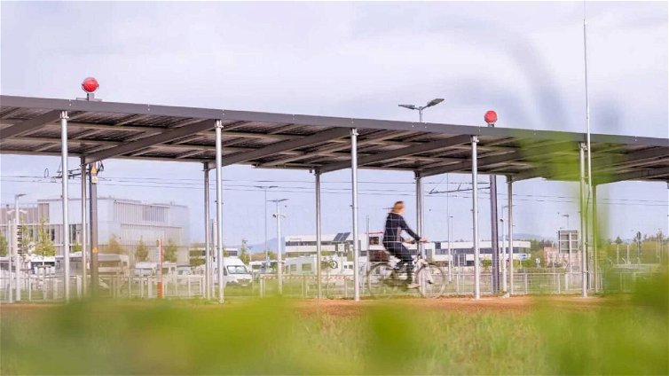 Immagine di Una pista ciclabile all’ombra di pannelli solari, prove di mobilità sostenibile