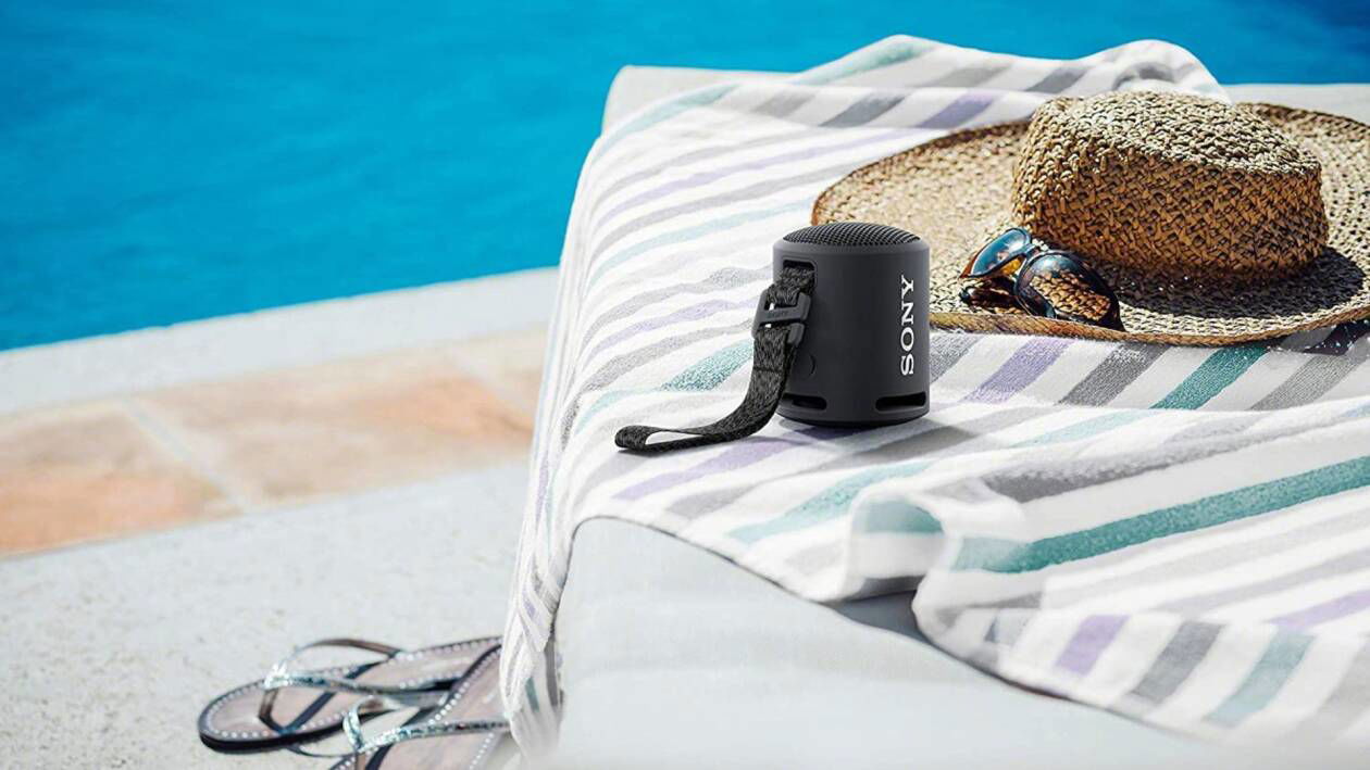Immagine di Questo piccolo speaker Sony è colorato, potente e... in super sconto!