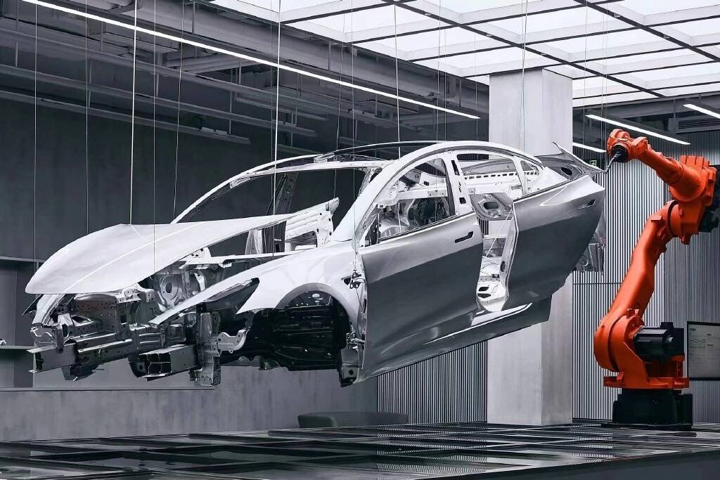Immagine di Tesla Giga Laboratory costruisce auto in 45 secondi