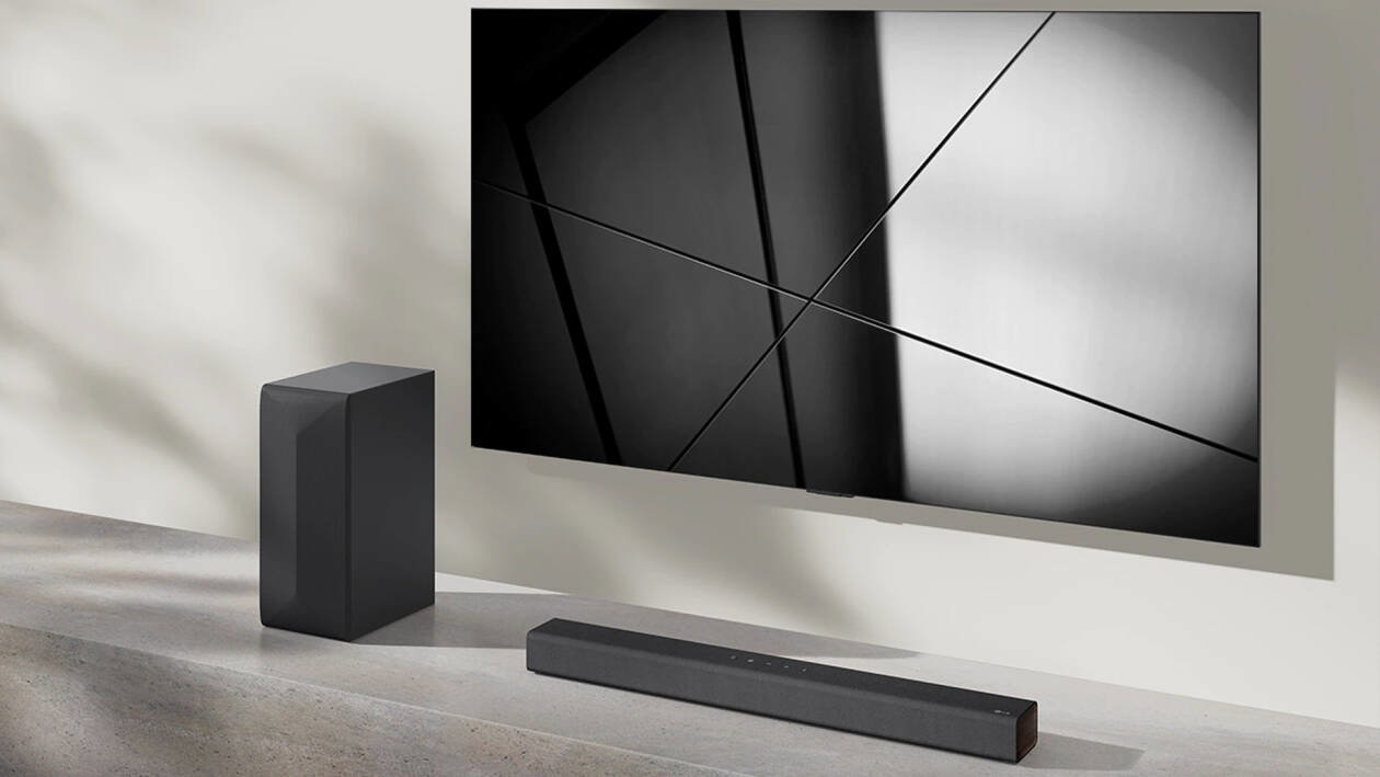 Immagine di Solo 135€ per questa ottima soundbar LG con subwoofer e rivestimento in tessuto