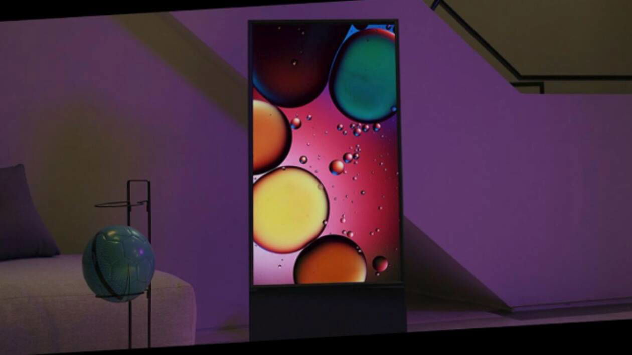 Immagine di Una smart TV che puoi guardare in verticale? Idea assurda in sconto del 36%!