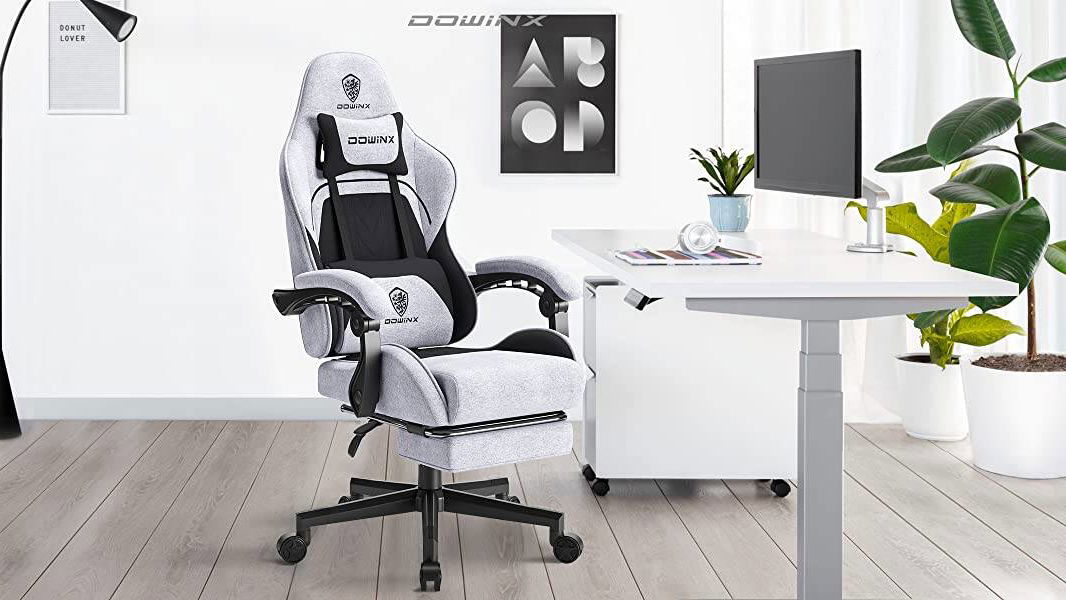Immagine di Questa sedia gaming massaggiante, ergonomica e con poggiapiedi oggi costa solo 159€