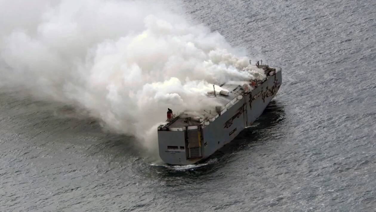 Immagine di Nave cargo brucia da 5 giorni per colpa di 500 elettriche