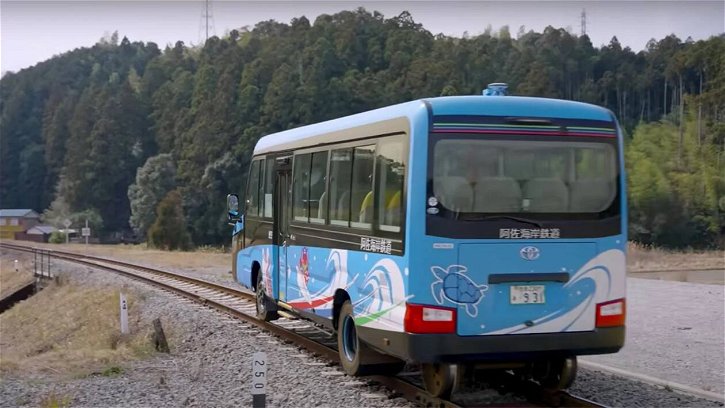 Immagine di Un autobus che diventa treno e viaggia sui binari, la strana idea giapponese